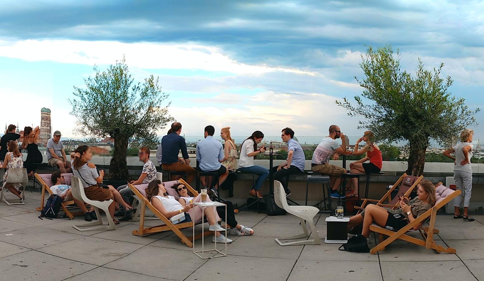Münchner Dachterrasse mit Liegestühhlen