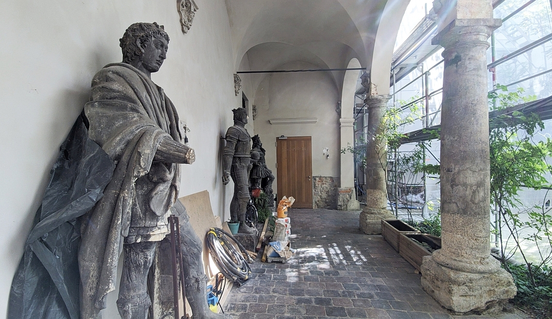 Im zweiten Weltkrieg beschädigte Statuen früherer bayerischer Herrscher