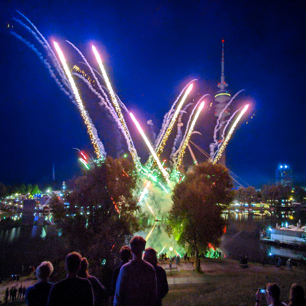 Blick auf ein Feuerwerk und den Münchner Fernsehturm