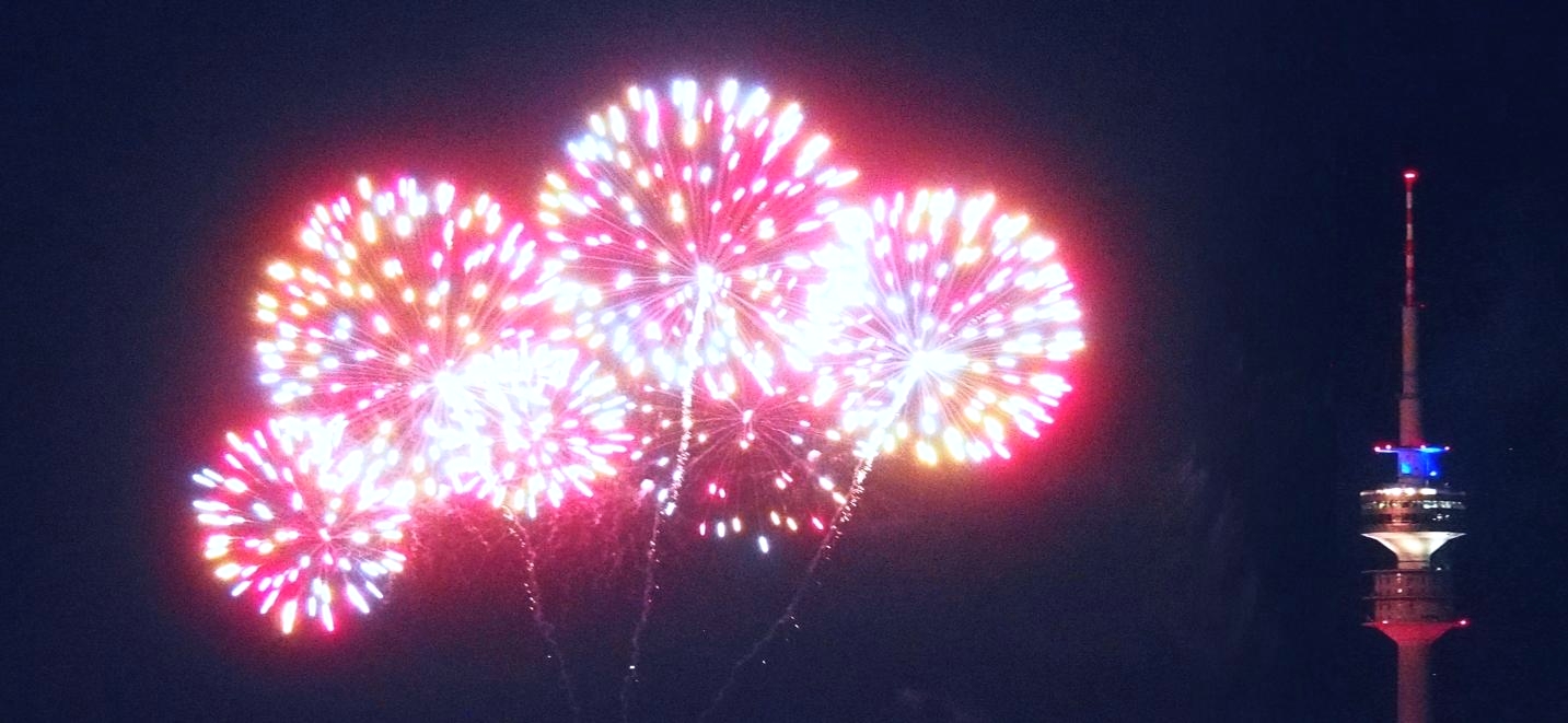 Blick auf ein Feuerwerk und Fernsehturm