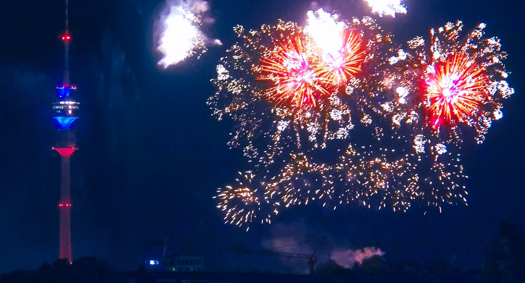 Blick auf ein Feuerwerk und Fernsehturm