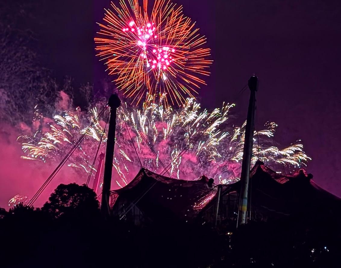 Blick auf ein Feuerwerk über dem Münchner Olympia-Zeltdach