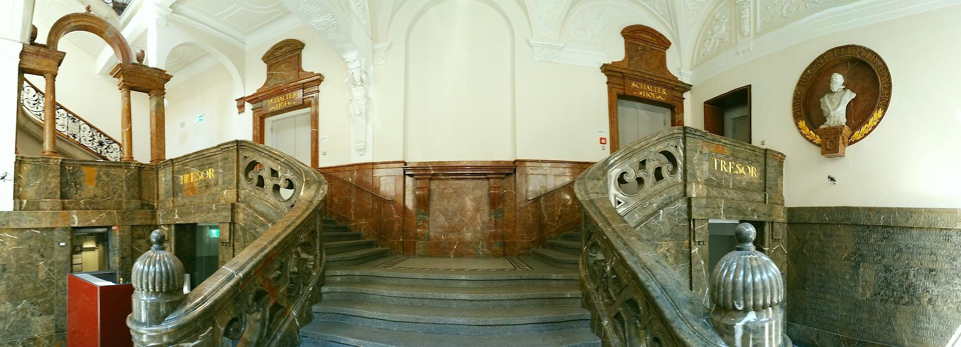 Treppenauf einer Bank aus der Zeit um 1900 in der Münchner Altstadt