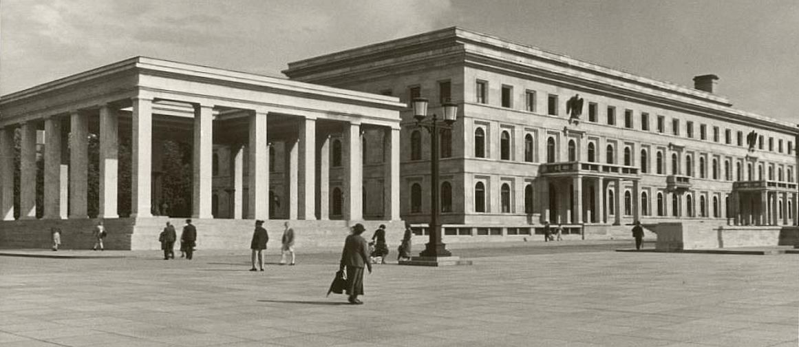 Der NSDAP-Verwaltungsbau und einer der beiden Ehrentempel am Münchner Königsplatz