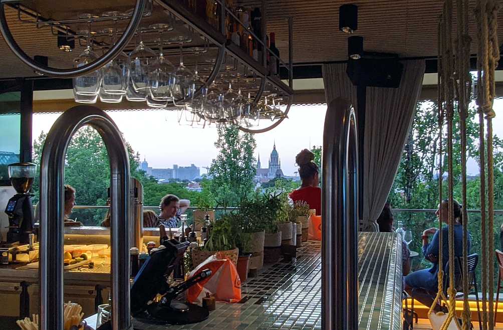 Dachterrasse mit Ausblick die mal ein Swimming Pool war