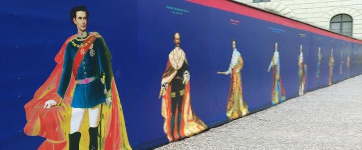 König
Ludwig II. und alle seine Vorgänger als bayerische Herrscher
finden wir am Bauzaun einer Dauerbaustelle.
18 Jahre alt und 1,92 Meter groß war der junge König eine nicht nur von Frauen bewunderte Erscheinung.