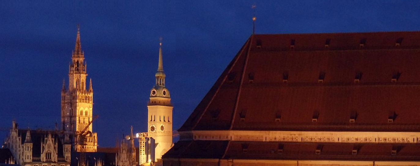 Abendliche blaue Stunde über Münchens Altstadt