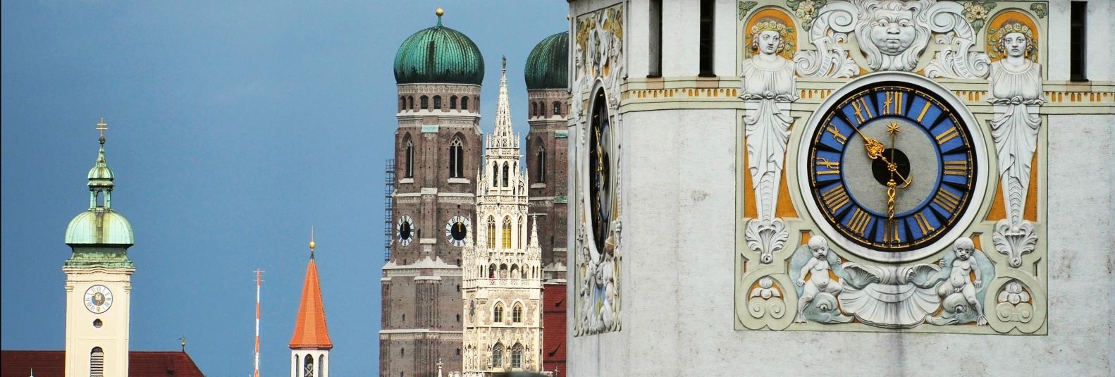 Blick auf Münchner Altstadttürme von einem öffentlichen Gebäude aus