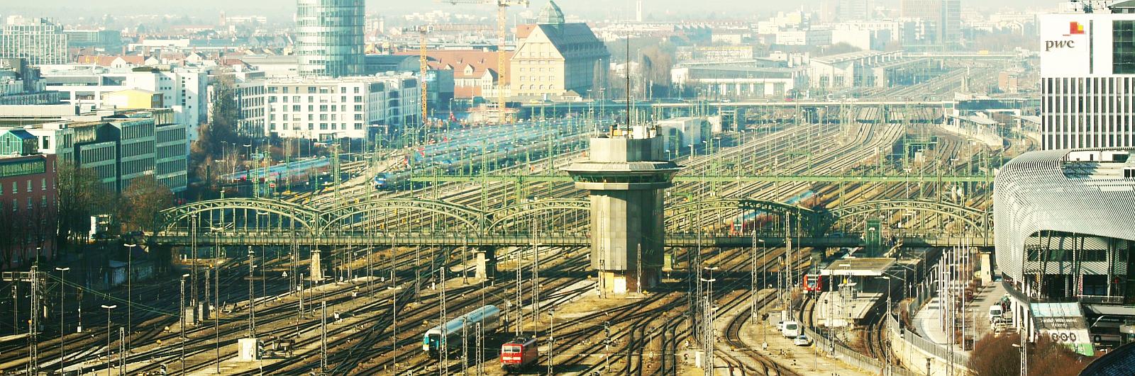 Blick auf die Gleisanlagen der Bahn und S-Bahn-Stammstrecke von einem Münchner Hochhaus aus