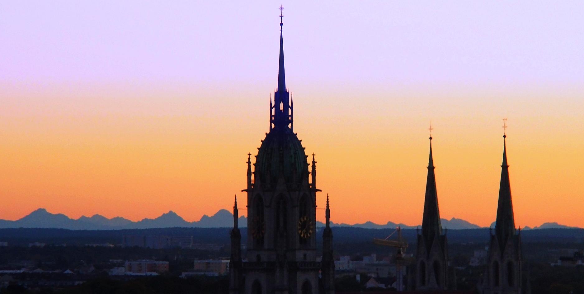 Blick auf Paulskirche und die Alpen von einem Münchner Hochhaus aus