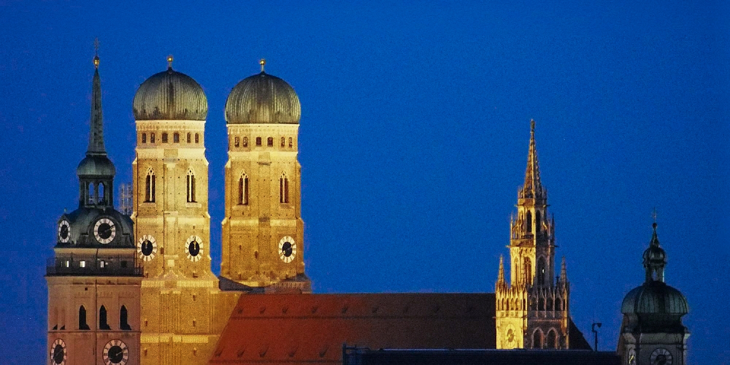Postkartenblick auf Münchner Altstadttürme von einem Hochhaus aus