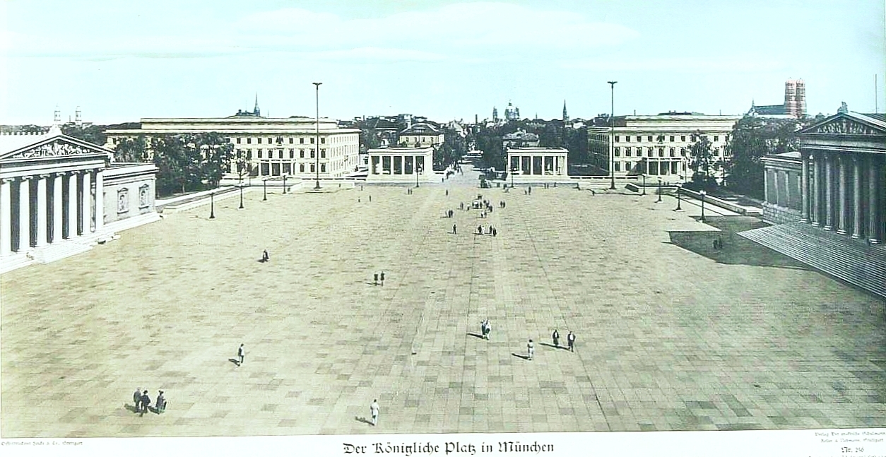 Unter den Nazis wurde der Königsplatz 1935 gepflastert und für Aufmärsche benutzt