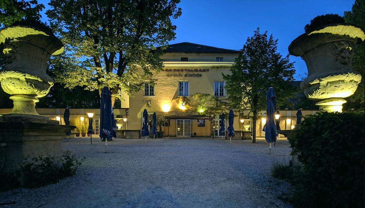 NS-Bau mit angeschlossenem Biergarten