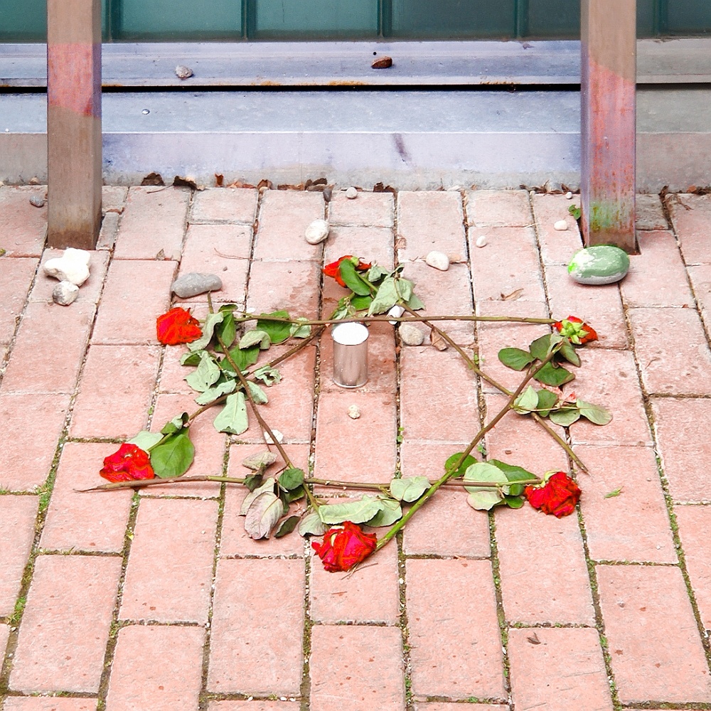 Niedergelegte Blumen am Attentatsort, wo der Terroranschlag auf die israelische Mannschaft 1972 begann.