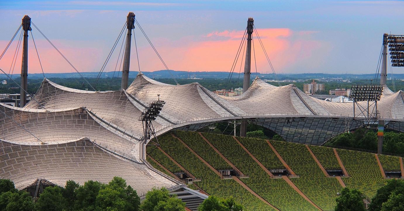 Blick vom Olympiaberg auf das Zeltdach des Münchner Olympiastadions