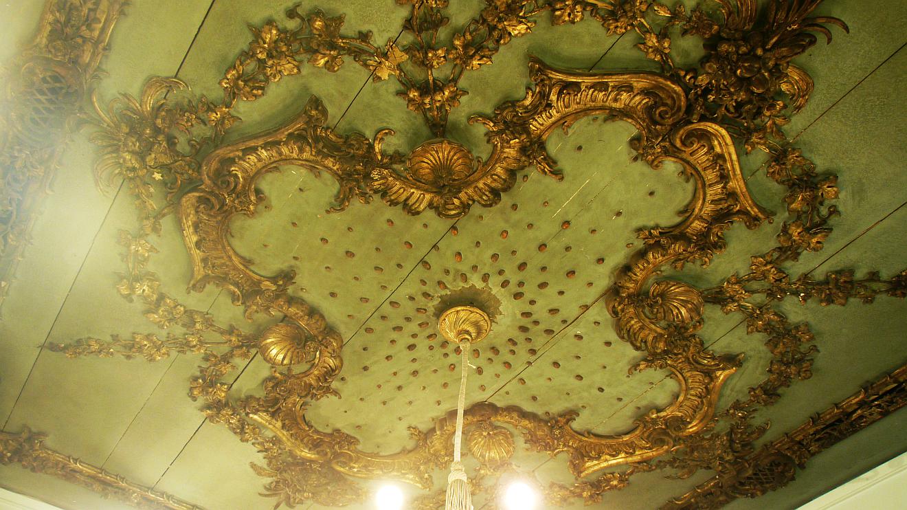 Stuckdecke aus Gips und Hasenknochenleim eines königlichen Hoflieferanten in München