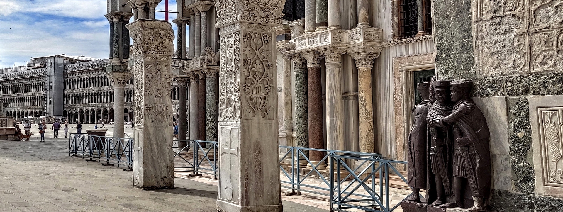 Original venezianisch? Nein - sondern geklaute antike Säulen und Figuren.