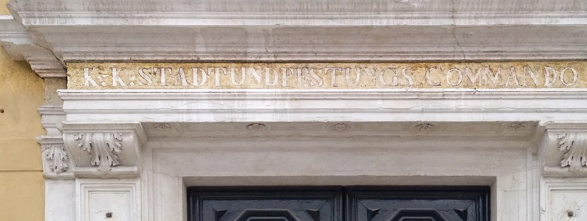 K&K-STADT- UND FESTUNGSCOMMANDO ist auch noch zu lesen 150 Jahre nachdem die Lettern über diesem Türportal entfernt wurden.