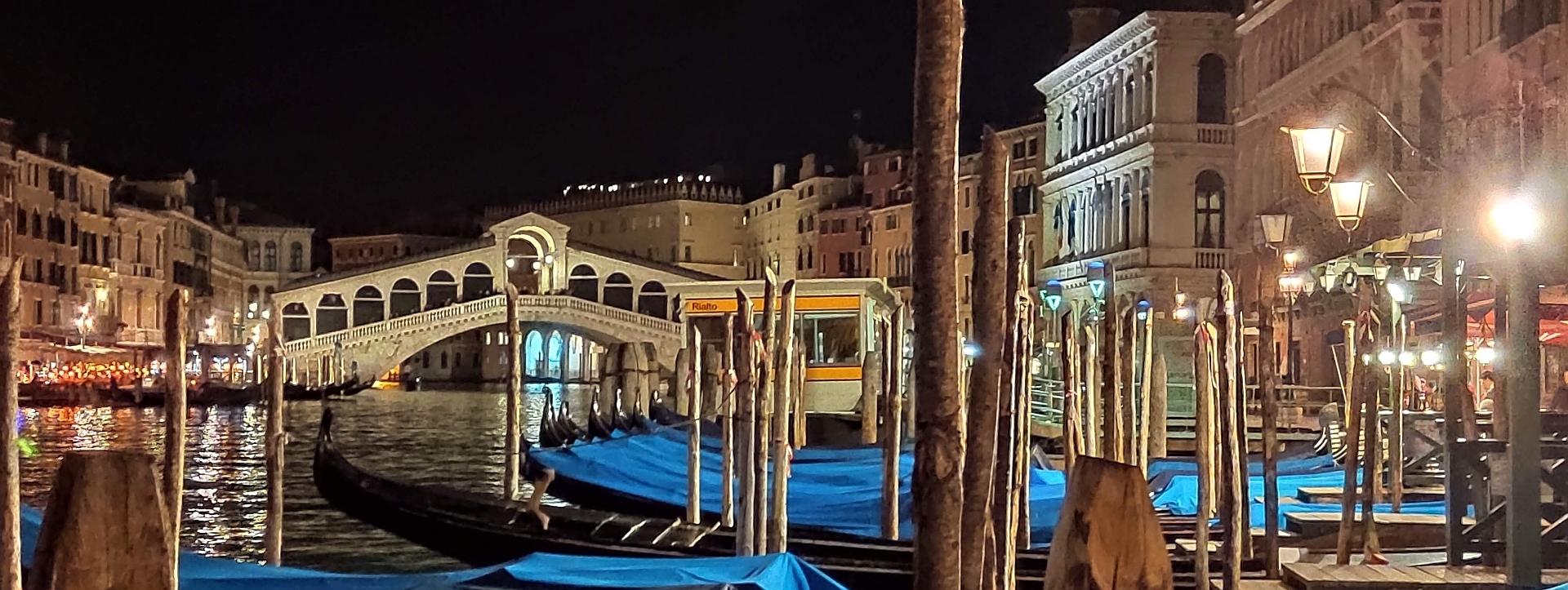Nachts können Sie auch Ponte Rialto von privaten Bootsstegen gut ins Visier nehmen