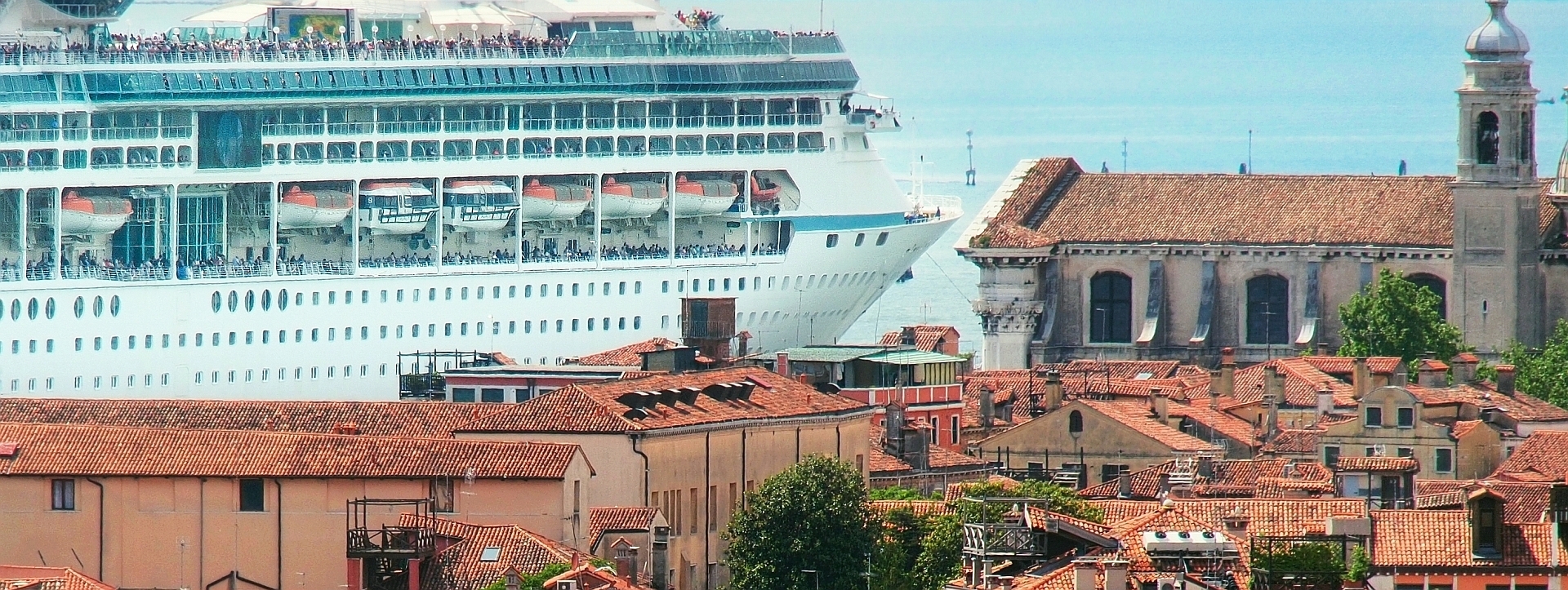 Vor Dorsoduro verläuft der breiteste aller Kanäle Venedigs, den sogar Kreuzfahrtschiffe passieren können. Immer wieder und auch derzeit verboten, sind bislang immer wieder zurückgekehrt. Warum wohl?