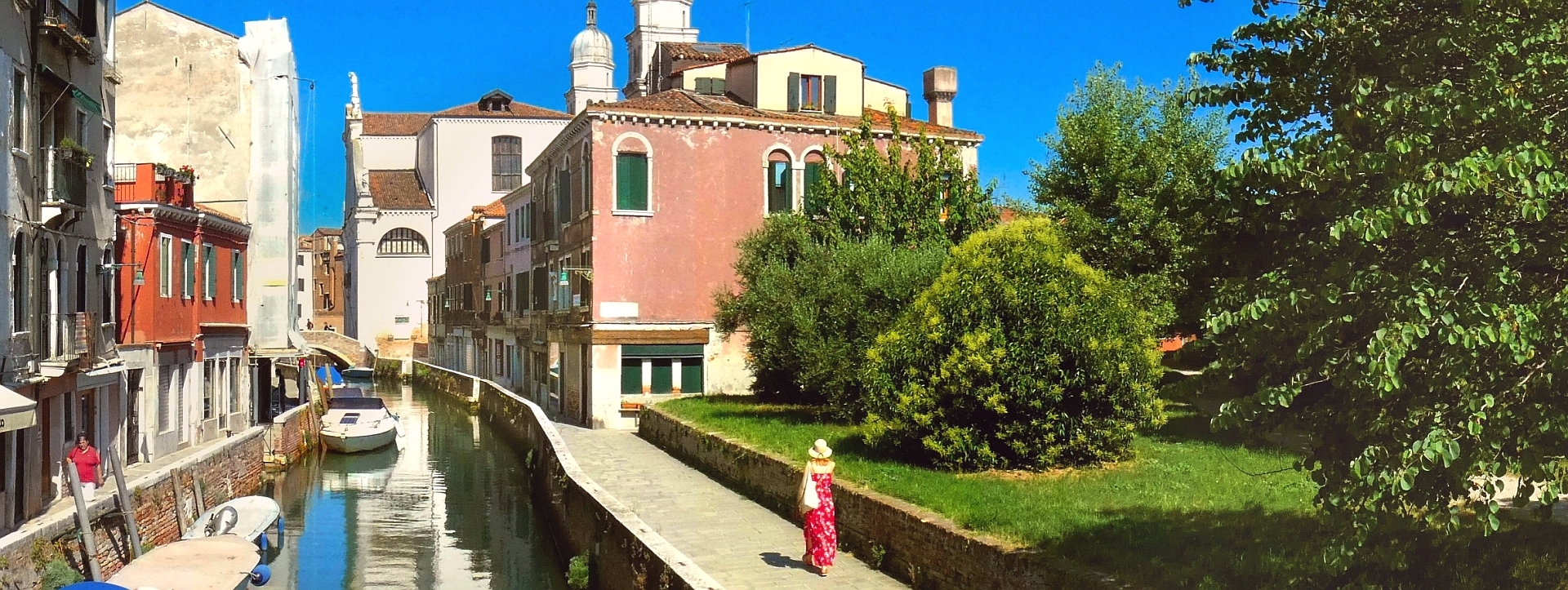 Ein stiller Kanal am Rande Venedigs und mit reichlich grüner Umgebung.