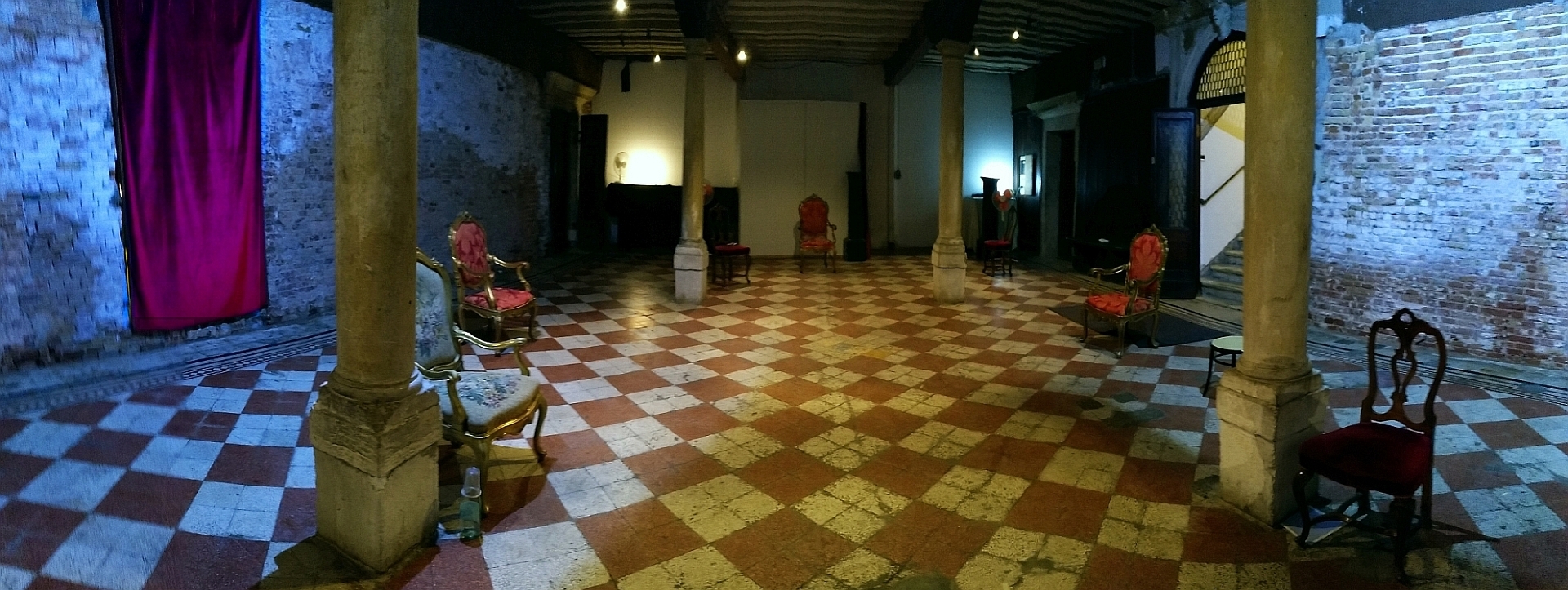 Nach Möglichkeit besuchen wir bei dieser Führung diesen Raum in einem kleinen Palazzo, der bis 2020 als Freimaurer-Tempel bei Ritualen genutzt wurde.